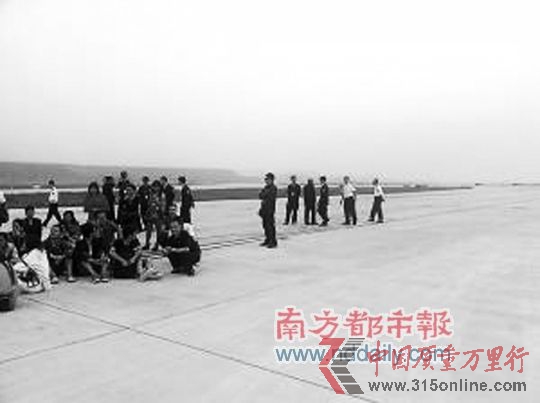 乘客在昆明机场跑道上静坐。 网络图片
