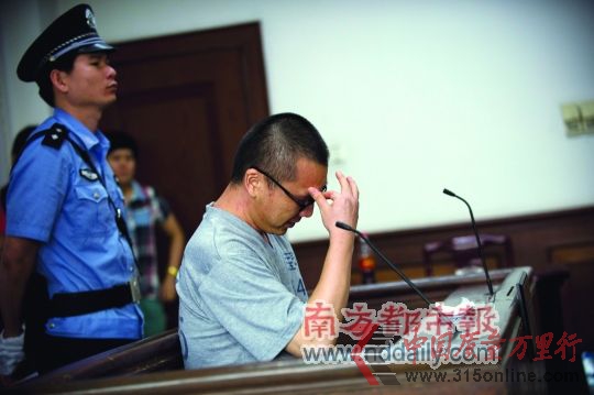 昨日下午,深圳光明新区光明执法队原南片区队长潘健受审,他涉嫌充当病死猪肉加工商贩“保护伞”并受贿9000元。 南都记者陈文才摄 昨日下午,深圳光明新区光明执法队原南片区队长潘健受审,他涉嫌充当病死猪肉加工商贩“保护伞”并受贿9000元。 南都记者陈文才摄