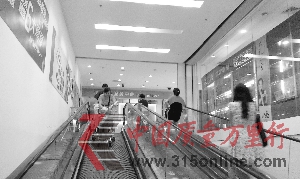 当时降落防火隔离门就在电梯出入口处。 当时降落防火隔离门就在电梯出入口处。