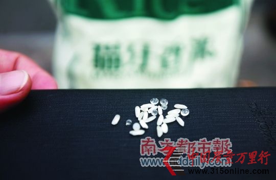 孙先生从百佳超市买回的米里掺杂了不明胶粒状物体。南都记者 梁清 摄 孙先生从百佳超市买回的米里掺杂了不明胶粒状物体。南都记者 梁清 摄