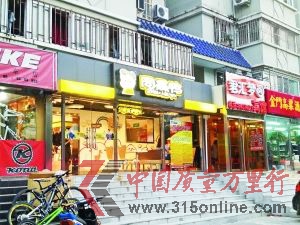 卤西西红黄相间的配色方案和小男孩头像的商标还是让人联想到以前的周黑鸭。