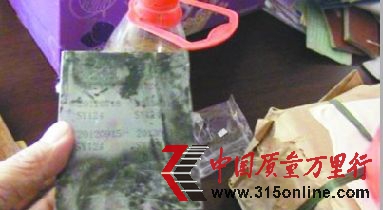 工商执法人员在现场查扣用于更改日期的工具。 本版图片由记者 王鹏 摄 工商执法人员在现场查扣用于更改日期的工具。 本版图片由记者 王鹏 摄