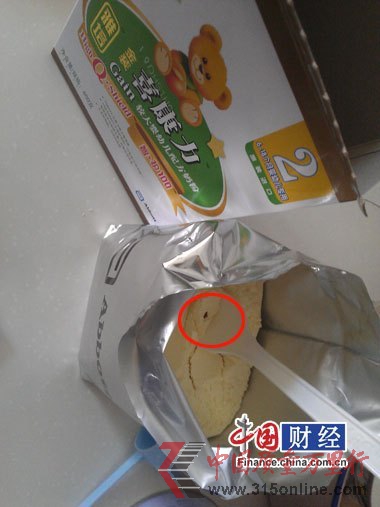 雅培喜康力二段奶粉中一个类似于米粒大小的棕色的异物 雅培喜康力二段奶粉中一个类似于米粒大小的棕色的异物