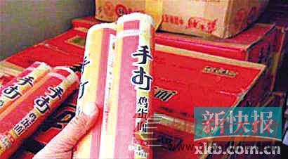 ■执法人员现场发现4箱"手打鸡蛋面"外包装上的生产日期是"2010年9月29日"。图片来源:辽沈晚报 ■执法人员现场发现4箱"手打鸡蛋面"外包装上的生产日期是"2010年9月29日"。图片来源:辽沈晚报
