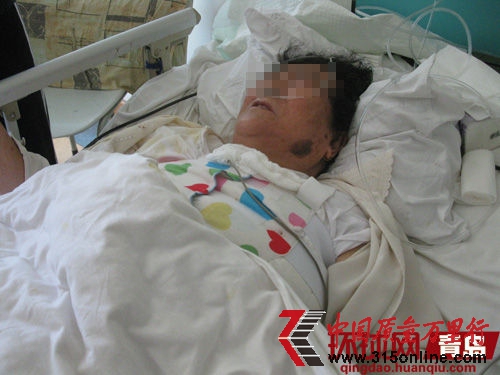 在青岛极地海洋世界摔伤的赵女士。
