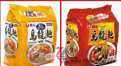 农心泡面在韩国验出含致癌物,台湾进口爽口海鲜味乌龙面(左图)、香辣海鲜味乌龙面(右图)。(图片来源互联网)
