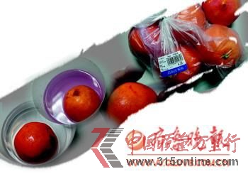 ▲记者从乐购超市购买的“一级赣南脐橙”,表面有异于表皮颜色的红斑,而泡过橙子的水呈现红色。本报记者 孙国祥 摄