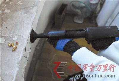 射钉枪被改造成可以射出空包弹。本报记者陶冉摄 射钉枪被改造成可以射出空包弹。本报记者陶冉摄