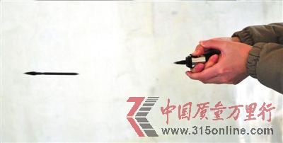 记者试验飞针的威力。本报记者陶冉摄 记者试验飞针的威力。本报记者陶冉摄