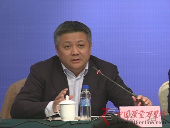江南大学酿酒科学与酶技术中心主任 酿造微生物与应用酶学研究室主任 徐岩博士(发布会现场图) 江南大学酿酒科学与酶技术中心主任 酿造微生物与应用酶学研究室主任 徐岩博士(发布会现场图)