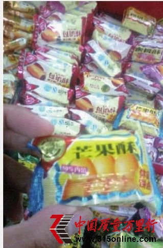 12月13日,长沙市家润多超市,徐福记的芒果酥仍在售。记者 龚磊 摄 12月13日,长沙市家润多超市,徐福记的芒果酥仍在售。记者 龚磊 摄