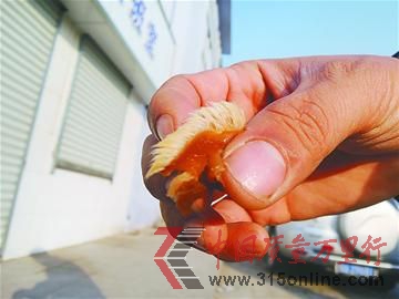 陈先生买的得利斯牛蹄筋上留有一层白毛 记者刘景丰 摄