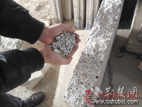 图为:泡沫板材断裂后掉出的碎末