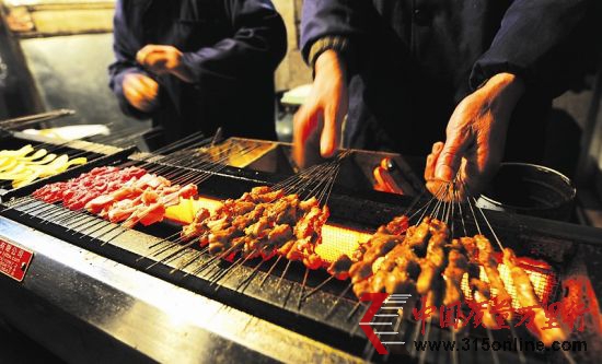 图为:羊肉串让人吃得不放心 记者王永胜摄