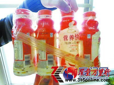 原味营养快线包装内依附着很多芝麻大小的褐色虫子。