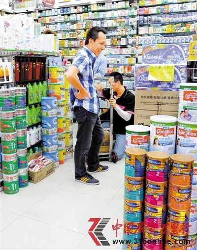 2月1日,香港湾仔一药房内,顾客正在选购奶粉。新华社发 2月1日,香港湾仔一药房内,顾客正在选购奶粉。新华社发