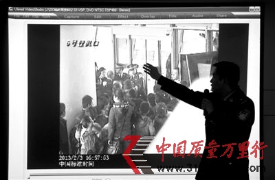 2月5日,当日出警民警通过视频录像介绍警方现场处置情况。图/CFP 2月5日,当日出警民警通过视频录像介绍警方现场处置情况。图/CFP