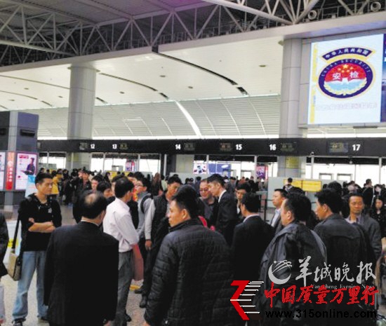 航班延误五小时南航不解释上百旅客情绪激动