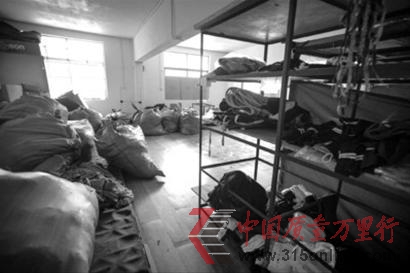 浦东21所中小学停穿欧霞校服