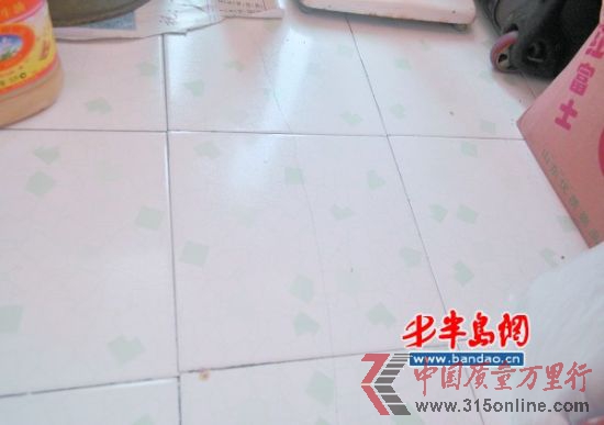 于女士家中阳台地面瓷砖上的裂纹清晰可见。 于女士家中阳台地面瓷砖上的裂纹清晰可见。