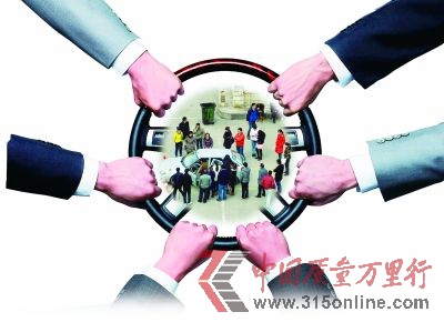 在武昌螃蟹岬的公交驾校里,近30名学员围着一辆教练车等待练车。记者佘颖 摄 制图朱菁 在武昌螃蟹岬的公交驾校里,近30名学员围着一辆教练车等待练车。记者佘颖 摄 制图朱菁