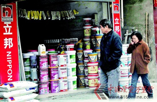 图为:市民到装修材料市场选购 记者佟建国摄 图为:市民到装修材料市场选购 记者佟建国摄