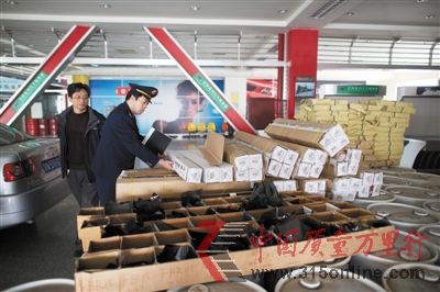 昨日,北京工商部门对销售圣罗防爆车膜的北京月福汽车装饰公司进行调查。新京报记者 周岗峰 摄 昨日,北京工商部门对销售圣罗防爆车膜的北京月福汽车装饰公司进行调查。新京报记者 周岗峰 摄