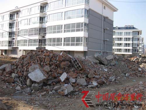 建筑垃圾满地的安盛里小区 建筑垃圾满地的安盛里小区