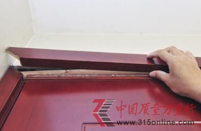 张先生家里的套装实木门已经开裂。(图片来源:华西都市报)