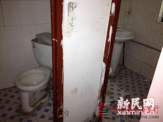 图说:长期以来,中远两湾城居民饱受群租活动的困扰,一间群租房往往被分割成八九间或更多“单间”分别出租,就连卫生间也被一分为二。新民网记者 沈文林 摄